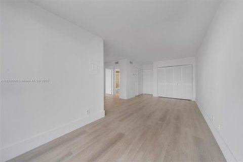 Condo in Sunny Isles Beach, Florida, 1 bedroom  № 1804207 - photo 3