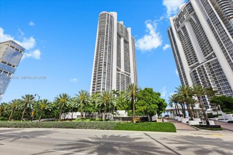 Condominio en venta en Sunny Isles Beach, Florida, 2 dormitorios, 119.75 m2 № 2063780 - foto 26