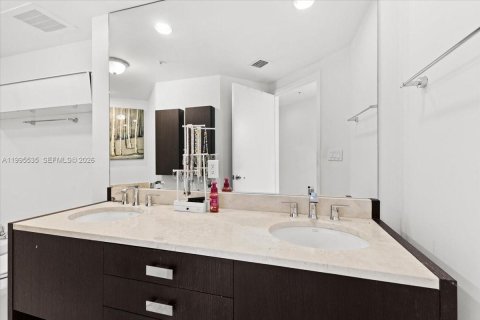 Condominio en venta en Sunny Isles Beach, Florida, 2 dormitorios, 119.75 m2 № 2063780 - foto 16