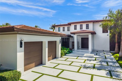 Купить виллу или дом в Майами-Бич, Флорида 5 спален, 399.02м2, № 1973160 - фото 1