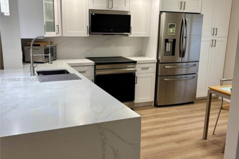 Copropriété à louer à Pembroke Pines, Floride: 2 chambres, 110.74 m2 № 2180040 - photo 2