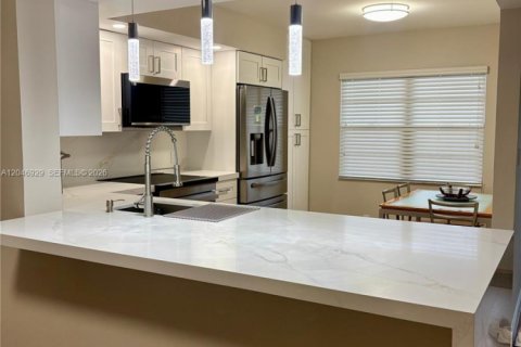 Copropriété à louer à Pembroke Pines, Floride: 2 chambres, 110.74 m2 № 2180040 - photo 3