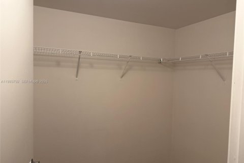 Apartamento en alquiler en Miami, Florida, 1 dormitorio, 74.04 m2 № 2055495 - foto 4