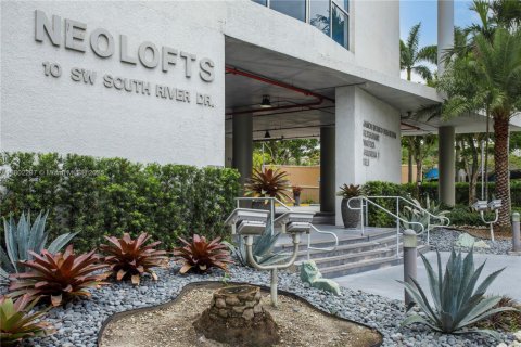 Condo in Miami, Florida, 2 bedrooms  № 1727461 - photo 13