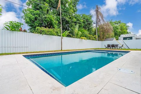 House in Miami, Florida 3 bedrooms, 127.46 sq.m. № 1939660 - photo 5