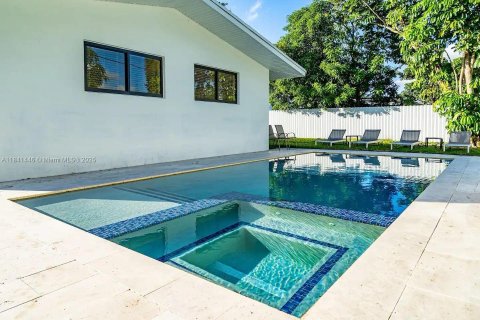 House in Miami, Florida 3 bedrooms, 127.46 sq.m. № 1939660 - photo 4
