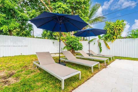 House in Miami, Florida 3 bedrooms, 127.46 sq.m. № 1939660 - photo 10