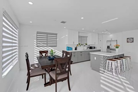 House in Miami, Florida 3 bedrooms, 127.46 sq.m. № 1939660 - photo 24