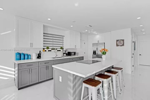 House in Miami, Florida 3 bedrooms, 127.46 sq.m. № 1939660 - photo 25
