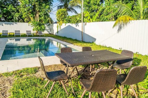 House in Miami, Florida 3 bedrooms, 127.46 sq.m. № 1939660 - photo 7