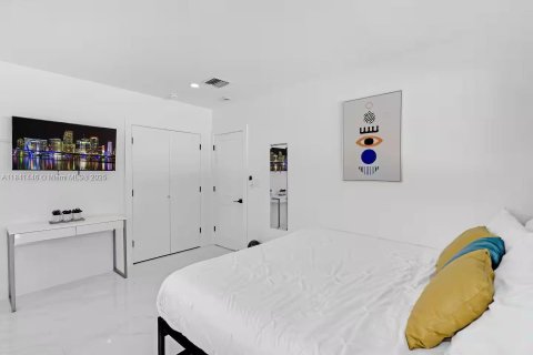 House in Miami, Florida 3 bedrooms, 127.46 sq.m. № 1939660 - photo 27