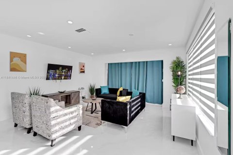 House in Miami, Florida 3 bedrooms, 127.46 sq.m. № 1939660 - photo 19