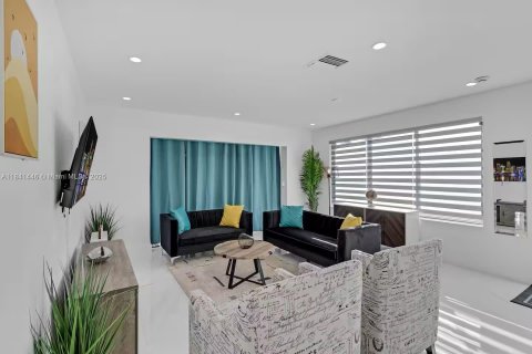 House in Miami, Florida 3 bedrooms, 127.46 sq.m. № 1939660 - photo 21