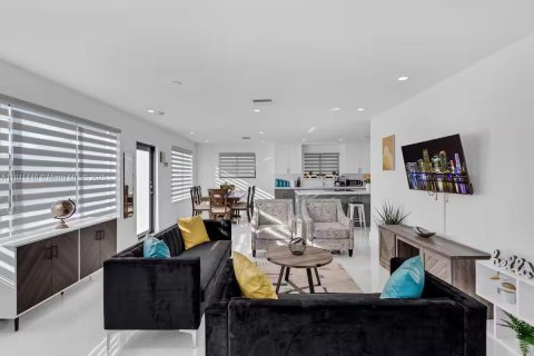 House in Miami, Florida 3 bedrooms, 127.46 sq.m. № 1939660 - photo 13