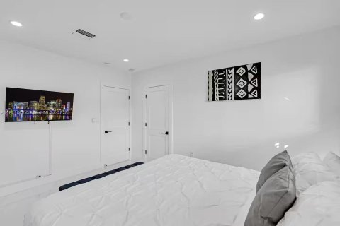 House in Miami, Florida 3 bedrooms, 127.46 sq.m. № 1939660 - photo 23