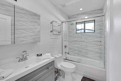House in Miami, Florida 3 bedrooms, 127.46 sq.m. № 1939660 - photo 1
