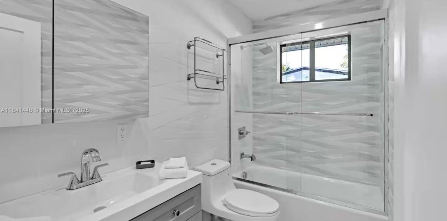 House in Miami, Florida 3 bedrooms, 127.46 sq.m. № 1939660