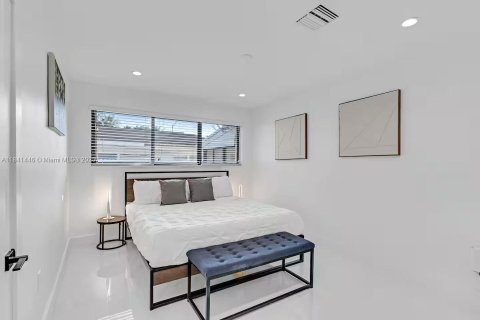 House in Miami, Florida 3 bedrooms, 127.46 sq.m. № 1939660 - photo 12