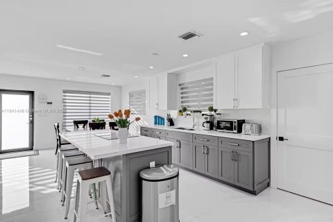 House in Miami, Florida 3 bedrooms, 127.46 sq.m. № 1939660 - photo 26