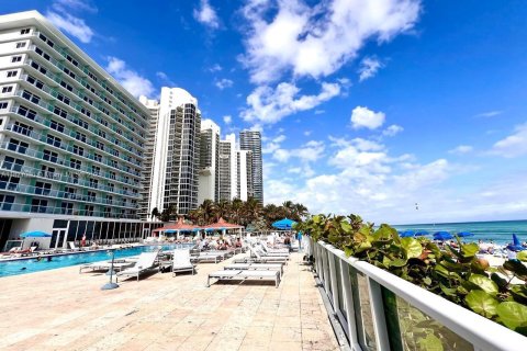 Condominio en alquiler en Sunny Isles Beach, Florida, 33.44 m2 № 1923857 - foto 15