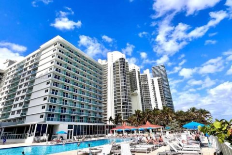 Condominio en alquiler en Sunny Isles Beach, Florida, 33.44 m2 № 1923857 - foto 12
