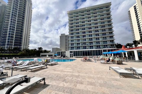 Condominio en alquiler en Sunny Isles Beach, Florida, 33.44 m2 № 1923857 - foto 10