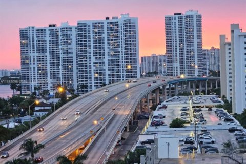 Condominio en alquiler en Sunny Isles Beach, Florida, 33.44 m2 № 1923857 - foto 2