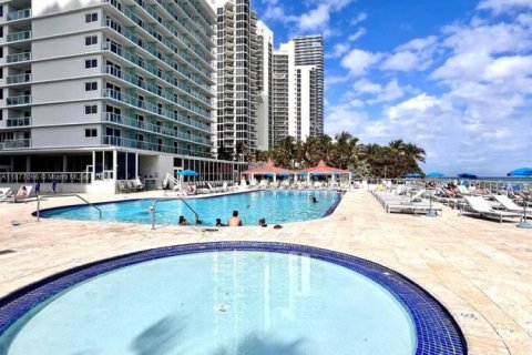 Condominio en alquiler en Sunny Isles Beach, Florida, 33.44 m2 № 1923857 - foto 11