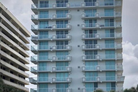 Купить кондоминиум в Серфсайд, Флорида 55.83м2, № 2032656 - фото 3