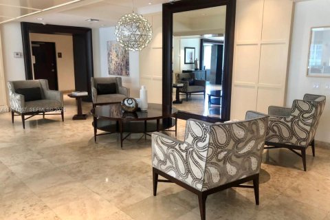 Студия в кондо в Серфсайд, Флорида № 2032656