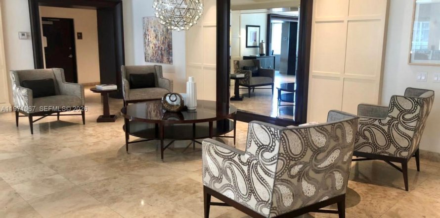 Студия в кондо в Серфсайд, Флорида № 2032656