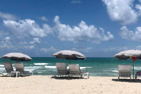 Купить кондоминиум в Серфсайд, Флорида 55.83м2, № 2032656 - фото 13