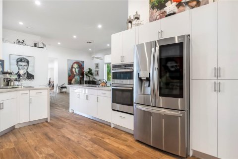 House in Weston, Florida 4 bedrooms, 237.64 sq.m. № 2003956 - photo 12