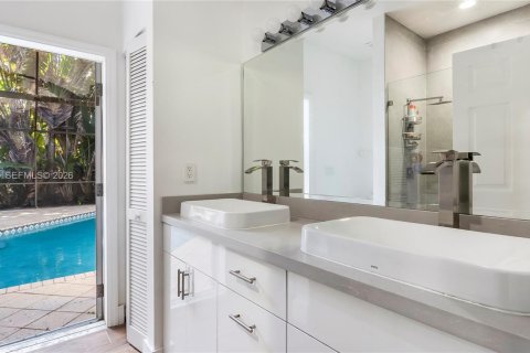 House in Weston, Florida 4 bedrooms, 237.64 sq.m. № 2003956 - photo 25