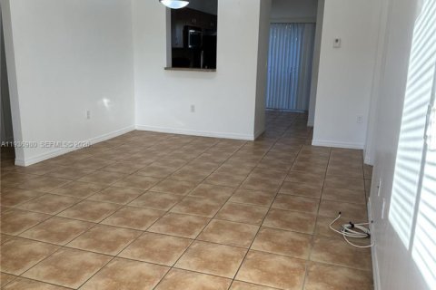 Copropriété à louer à Miami, Floride: 3 chambres, 104.98 m2 № 1995589 - photo 2