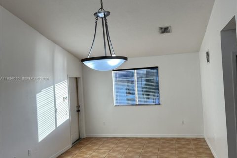 Copropriété à louer à Miami, Floride: 3 chambres, 104.98 m2 № 1995589 - photo 3
