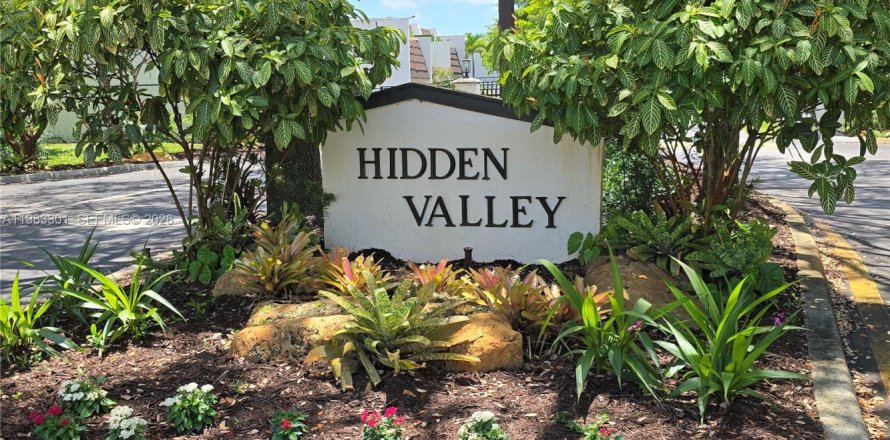 Townhouse in Miami, Florida 2 bedrooms, 165.37 sq.m. № 2050070