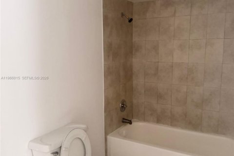 Снять в аренду квартиру в Майами-Гарденс, Флорида 1 спальня, 11068.56м2, № 2028285 - фото 5