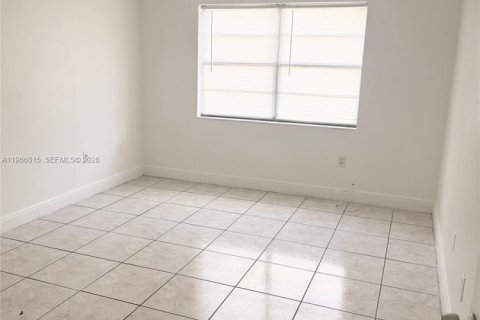 Снять в аренду квартиру в Майами-Гарденс, Флорида 1 спальня, 11068.56м2, № 2028285 - фото 3