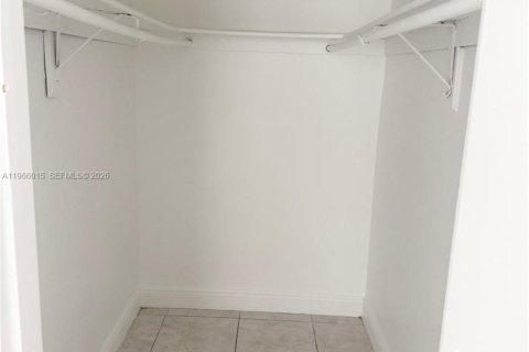 Снять в аренду квартиру в Майами-Гарденс, Флорида 1 спальня, 11068.56м2, № 2028285 - фото 4