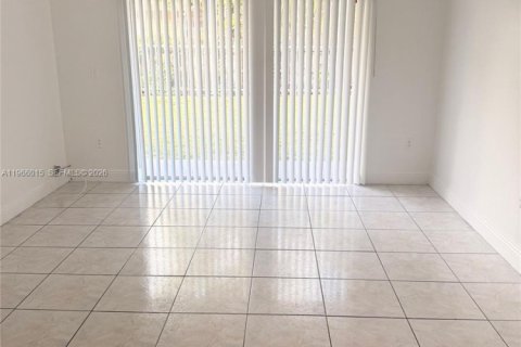 Снять в аренду квартиру в Майами-Гарденс, Флорида 1 спальня, 11068.56м2, № 2028285 - фото 2