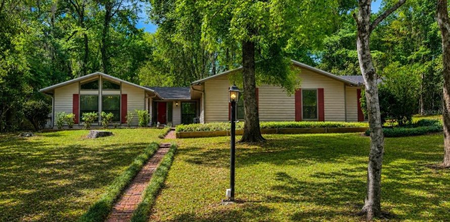 House in Gainesville, Florida 4 bedrooms, 249.91 sq.m. № 2117821
