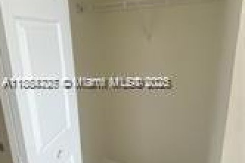 Condo in Hollywood, Florida, 1 bedroom  № 1923779 - photo 14