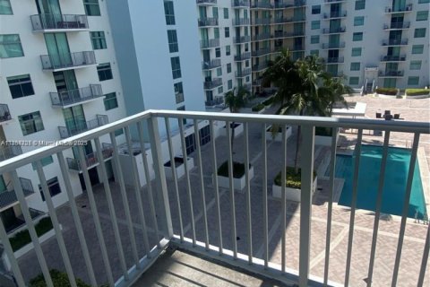 Condo in Hollywood, Florida, 1 bedroom  № 1923779 - photo 2