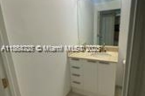 Condo in Hollywood, Florida, 1 bedroom  № 1923779 - photo 15