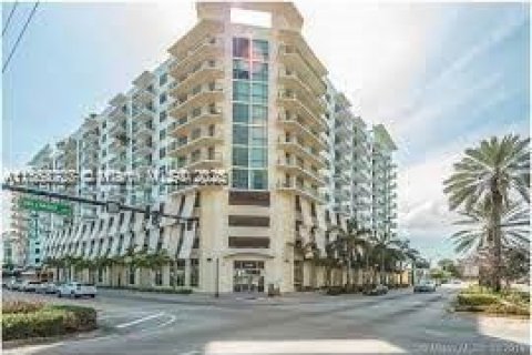 Condo in Hollywood, Florida, 1 bedroom  № 1923779 - photo 1