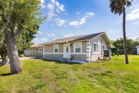 Immobilier commercial à North Fort Myers, Floride 8 chambres, 172.05 m2 № 2236988