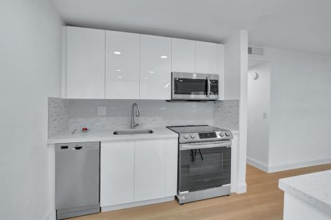 Condo in Delray Beach, Florida, 2 bedrooms  № 2353043 - photo 14