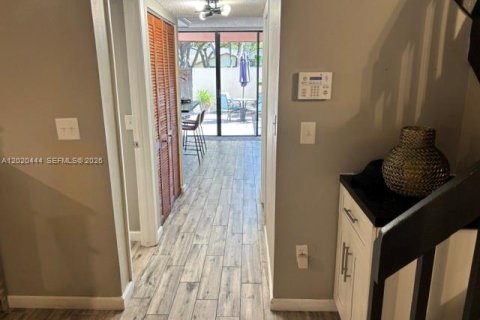 Adosado en venta en Miami, Florida, 3 dormitorios, 166.11 m2 № 2085837 - foto 3