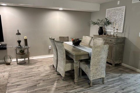 Adosado en venta en Miami, Florida, 3 dormitorios, 166.11 m2 № 2085837 - foto 2